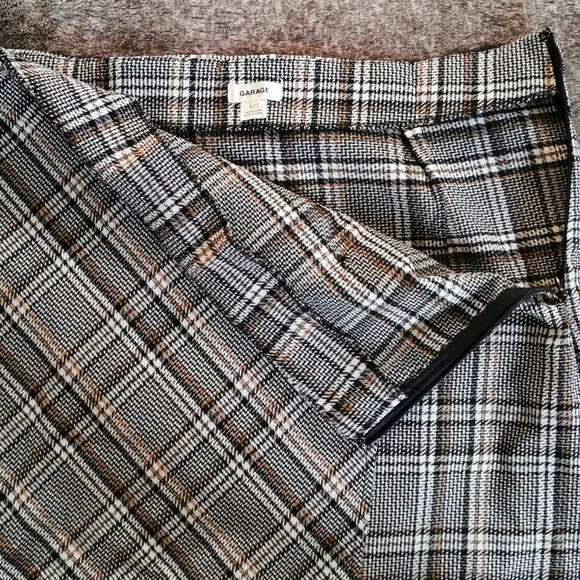 Garage skirt size small with a button detail - Picture 3 of 4